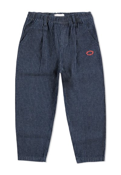 Navyblå randiga byxor av ett texturerat tyg, med en midja i elastiskt material, snedställda fickor och en liten röd logotypdetalj.