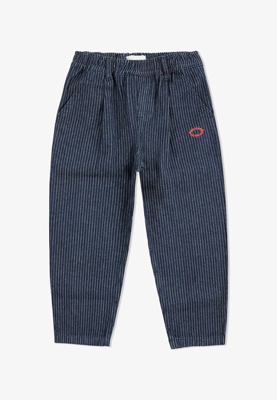 Pantalones rayados de color azul marino hechos de una tela texturizada, con una cinturilla elástica, bolsillos inclinados y un pequeño detalle de logo rojo.