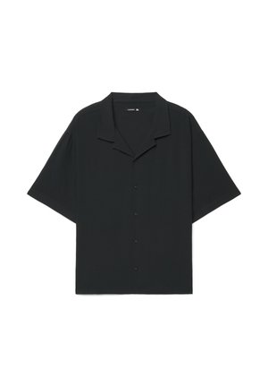 Camicia nera a maniche corte con bottoni, colletto alla coreana, orlo dritto e vestibilità morbida, mostrata distesa su sfondo bianco.