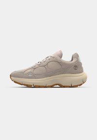 Ljust beige sneakers med en blandning av mocka och mesh-material, rund form, tjock krämfärgad sula och gummidetaljer i en mörkare färg.