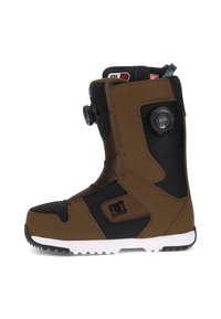 Braune und schwarze Snowboardstiefel mit weißer Sohle, BOA-Drehverschluss-System und DC-Logo an der Seite.