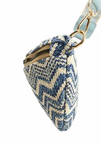 Woven fabric bag im blauen und weißen Zickzackmuster, mit einem goldenen Reißverschluss und einem hellblauen verstellbaren Riemen mit Clip.