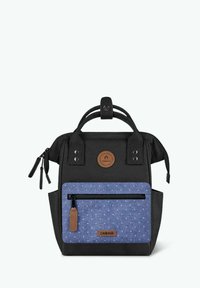 Schwarzer Stoff-Rucksack mit einer blauen gepunkteten Vorderseite, Lederakzenten, zwei oberen Griffen und einem Reißverschluss. Mit einem Logo-Patch ausgestattet.