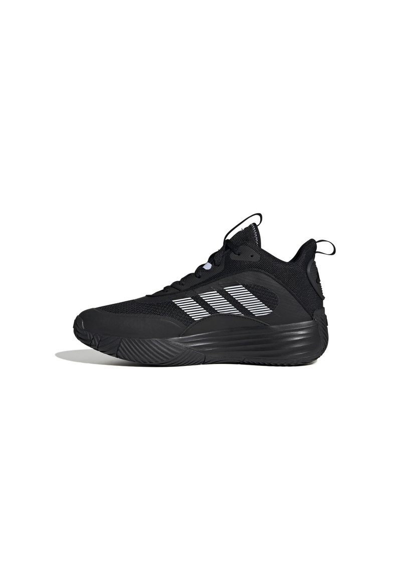 Chaussure de sport noire avec tige en mesh, semelle en caoutchouc et détails réfléchissants à trois rayures. Elle dispose d'un design à cheville haute et d'un col rembourré.