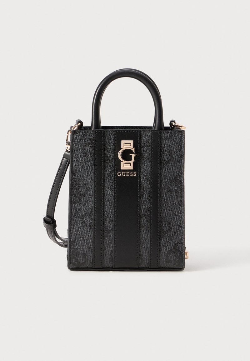 Sort mini håndtaske med tekstureret materiale, lodrette striber og guldfarvet hardware. Har top håndtag og aftagelig skulderrem.