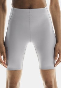 Lichtgrijze, high-waisted shorts met een gladde textuur. Kenmerkt gestikte naden en een strakke pasvorm, eindigend op midden-dij. Merkl Logo zichtbaar.