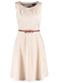 Robe beige sans manches à pois blancs, taille cintrée et ceinture marron. Tissu lisse avec une jupe évasée et un détail subtil au niveau du décolleté.