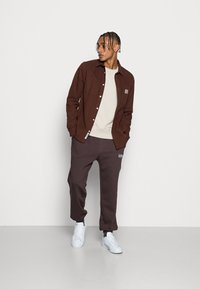 Jack & Jones JJIKANE ELLIOT  - Calças de fato de treino - seal brown