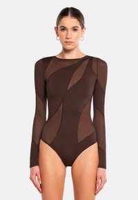 Body a maniche lunghe marrone con pannelli in rete trasparente, design aderente, texture liscia e dettagli di cuciture curve per un interesse visivo aggiuntivo.