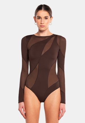 Bruine lange mouw bodysuit met doorschijnende meshpanelen, een getailleerd ontwerp, zachte textuur en gebogen naden voor extra visuele interesse.