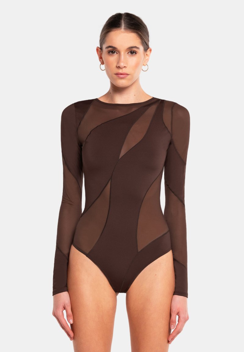 Body a maniche lunghe marrone con pannelli in rete trasparente, design aderente, texture liscia e dettagli di cuciture curve per un interesse visivo aggiuntivo.