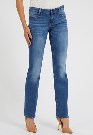 Jean en denim bleu avec une coupe droite, un léger délavage, un design à cinq poches et des accents brodés sur les poches et la taille.