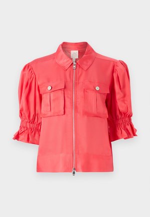 Koraalkleurige satijnen shirtjack met een gekraagde halslijn, ritssluiting, puffkorte mouwen en twee borstzakken met knoopdetails.
