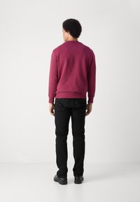 GANT TONAL SHIELD C NECK - Mikina - rich wine