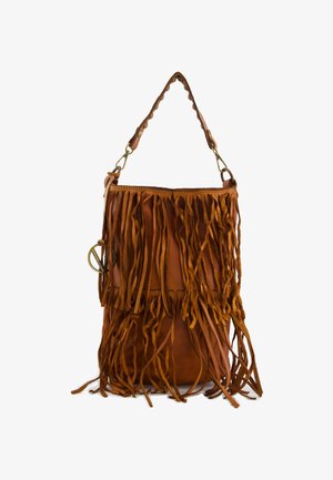 Braune Lederhandtasche mit langen Fransen, einem geflochtenen Tragegurt und runder Hardware-Applikation. Weiche Textur mit strukturiertem Stil.