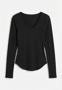 Μαύρο ριπ πλεκτό τοπ με μακριά μανίκια, στρογγυλή λαιμόκοψη και κυρτή στεφάνη, τοποθετημένο επίπεδα πάνω σε λευκό φόντο.