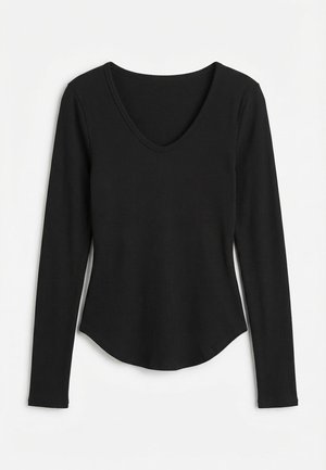 Μαύρο ριπ πλεκτό τοπ με μακριά μανίκια, στρογγυλή λαιμόκοψη και κυρτή στεφάνη, τοποθετημένο επίπεδα πάνω σε λευκό φόντο.