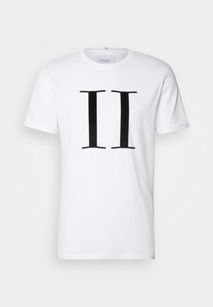 Weißes Baumwoll-T-Shirt mit einem auffälligen schwarzen „II“-Druck in der Mitte. Klassischer Rundhalsausschnitt und kurze Ärmel. Glatte Textur, lockere Passform.