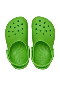 Φωτεινά πράσινα λαστιχένια παπούτσια με οπές αερισμού, στρογγυλεμένες μύτες και πίσω λουριά. Τα υφασμένα τακούνια προσφέρουν άνεση. Ελαφρύς σχεδιασμός.