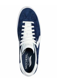 Baskets en daim navy avec lacets et semelle blanche. Présente un logo blanc incurvé sur le côté et une semelle intérieure texturée indiquant "Air-Cooled."