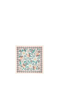 Pañuelo cuadrado con un patrón de flores y conchas en tonos teal, rosa y negro sobre un fondo crema. Terminado con un borde decorativo.