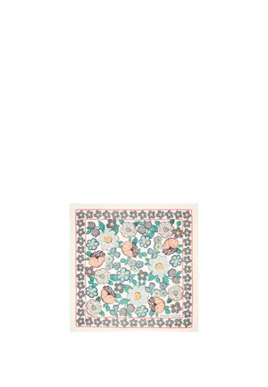 Pañuelo cuadrado con un patrón de flores y conchas en tonos teal, rosa y negro sobre un fondo crema. Terminado con un borde decorativo.