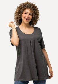 T-shirt grigio a maniche corte con scollatura a barca e dettagli plissettati sul davanti, realizzato in tessuto morbido; vestibilità ampia e design casual.