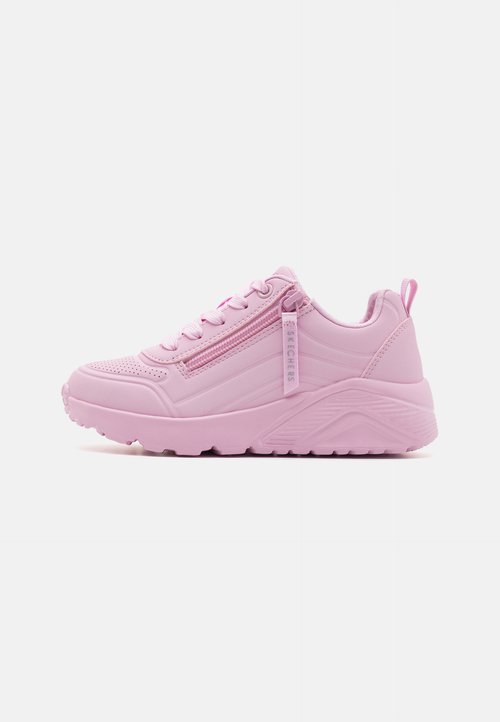 Růžová sportovní bota s texturovaným svrškem, kulatou špičkou, bočním zipem a silnou podešví s ostrými designovými prvky a poutkem na patě.