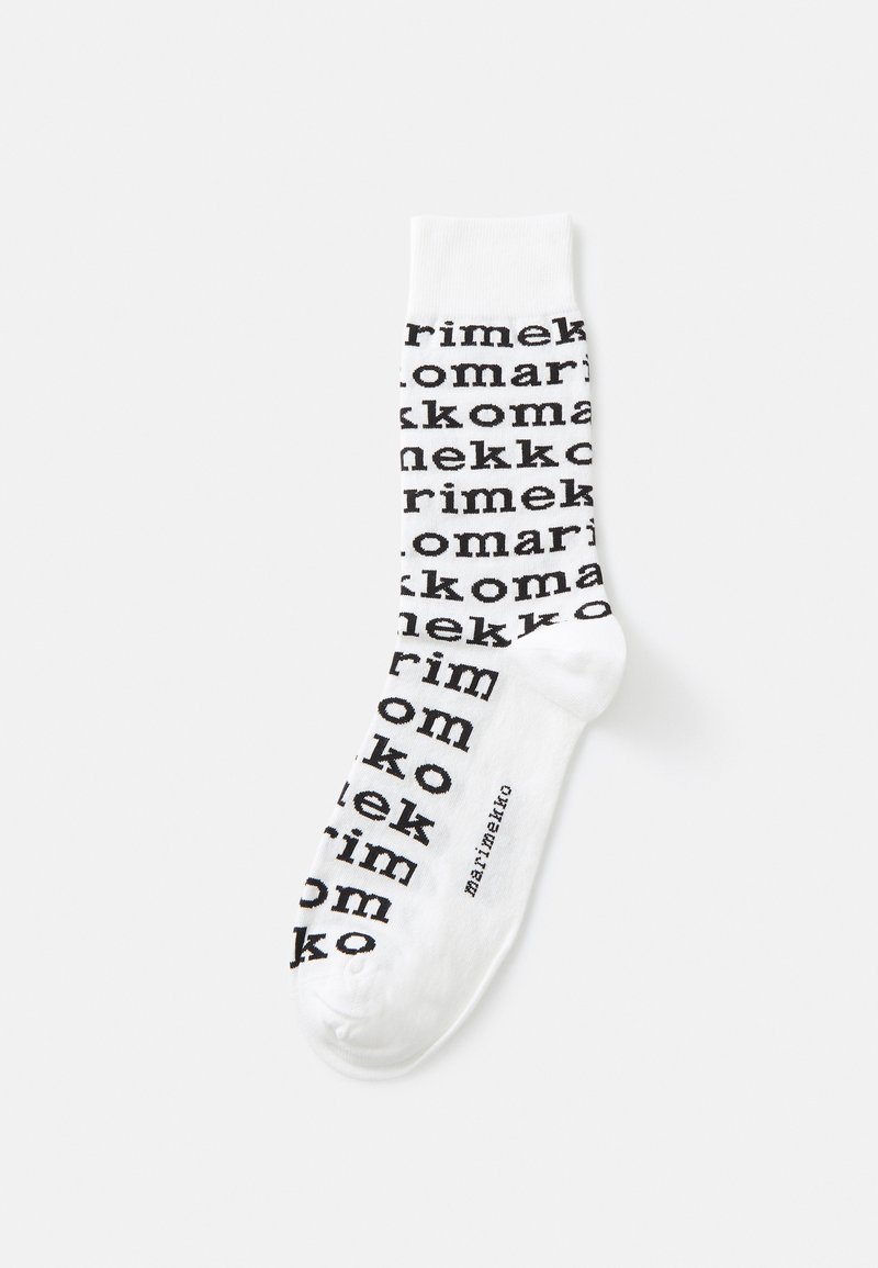Valged sokid, millel on korduv must tekst, mis kirjutab "marimekko" ja "komarikko." Pehme kangas sujuva tekstuuriga.