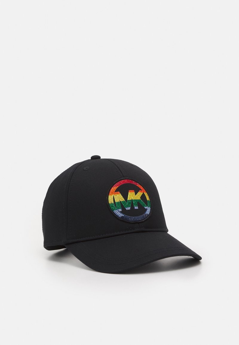 Casquette de baseball noire avec un écusson rond du logo MK aux couleurs de l'arc-en-ciel à l'avant sur un fond blanc uni.