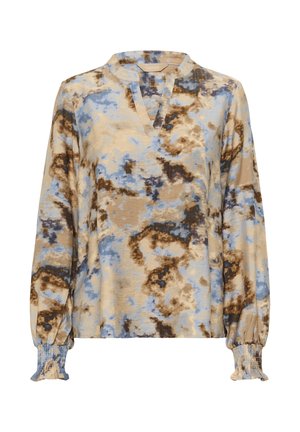 Bluza od laganog tkanja s apstraktnim uzorkom u bež, smeđim i plavim tonovima. Ima ovratnik s izrezom i rukave s nabranim manšetama. Dugih rukava.