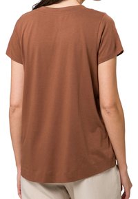 Brun kortærmet t-shirt med en afslappet pasform, rund halsudskæring, blødt stof og lige kant. Let tekstureret uden synlige mønstre.