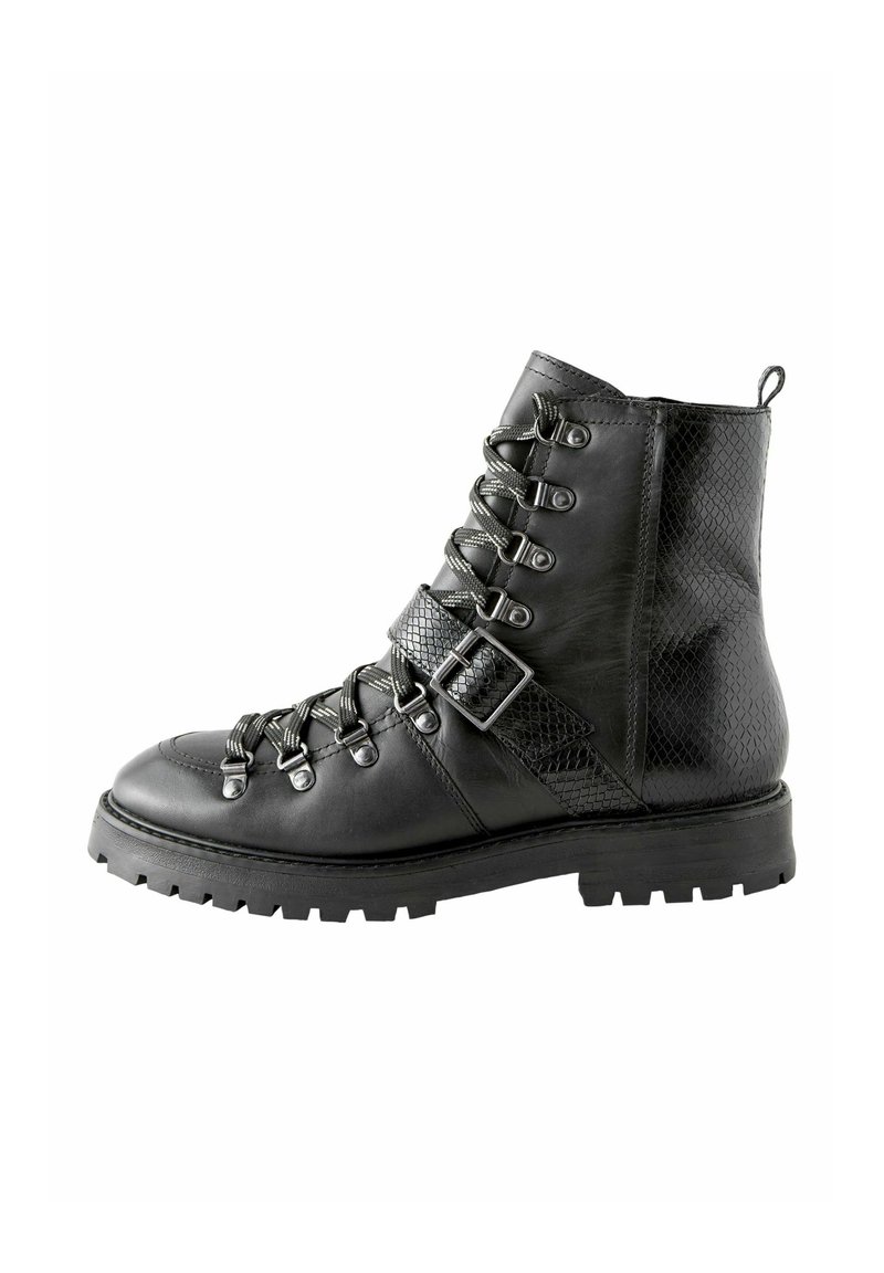 Fekete bőr bokacsizma texturált díszítéssel, fém kiegészítőkkel, fűzős elülső résszel, strapabíró talppal és oldalsó csatolással.