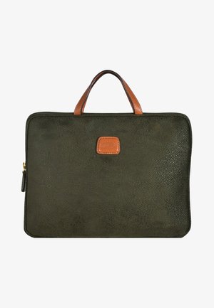 Sac à ordinateur en cuir texturé vert foncé avec des accents en cuir marron et des doubles poignées. Fermeture à glissière et petite étiquette logo à l'avant.