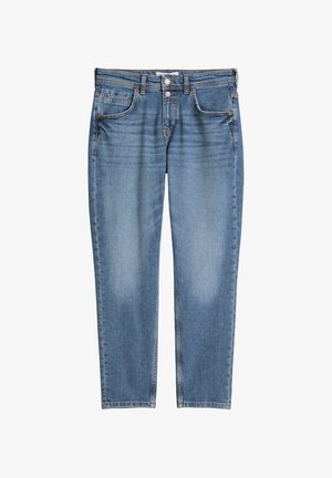 Hellblaue Jeans aus Denim mit geraden Beinen, fünf Taschen und Doppelknopfverschluss vor weißem Hintergrund.