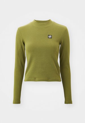 Langärmliges, olivgrünes, geripptes Oberteil mit hohem Kragen und einem kleinen schwarzen Logo-Patch auf der linken Brust. Glatte Textur, cropped Design.