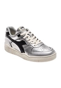 Sneaker argento e nero con punta perforata, collo imbottito e lacci bianchi; tomaia in pelle e suola in gomma; logo del marchio sul lato.
