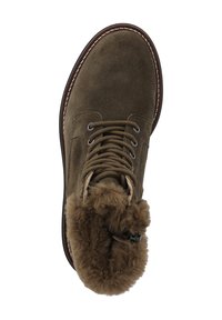 Stivaletti alla caviglia in suede marrone con fodera in pelliccia sintetica, punta rotonda e occhielli in metallo. Presentano lacci marroni e cuciture a contrasto lungo la suola.