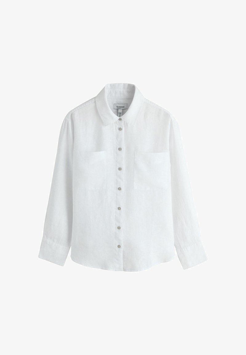 Chemise en lin blanche avec col, fermeture boutonnée à l'avant et deux poches poitrine. Manches longues et coupe décontractée. Texture lisse.