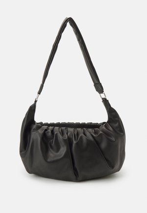 Bolso de cuero negro con un diseño fruncido, textura lisa y una correa acolchada para el hombro. Cuenta con cierre de cremallera y pliegues sutiles.