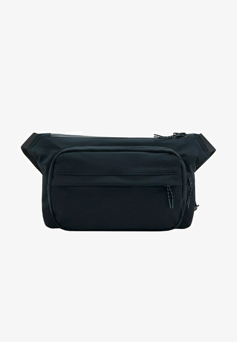 Sac banane rectangulaire noir avec plusieurs compartiments zippés et sangles réglables sur fond blanc.