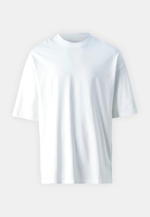 Biała koszulka z krótkim rękawem wykonana z miękkiej bawełny. Posiada okrągły dekolt, luźny krój i gładką fakturę. Brak widocznych wzorów lub akcentów.