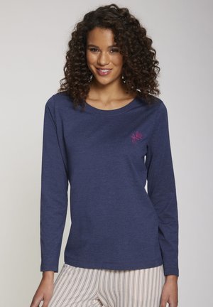 Langarmshirt in Marineblau aus weichem Stoff mit rundem Ausschnitt und pinken floralen Stickdetails auf der Brust.