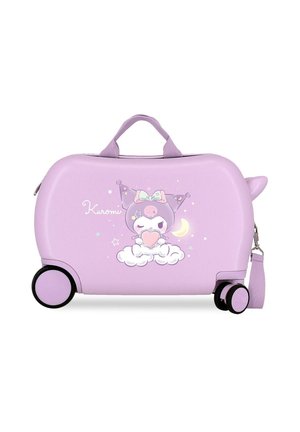 Maleta infantil lilac con ruedas, diseño del personaje Kuromi sosteniendo un corazón, estrellas, luna y nube, dos ruedas, asa superior y correa lateral.