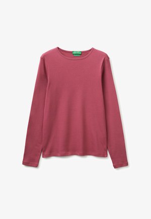Růžovofialové tričko s dlouhým rukávem a kulatým výstřihem, jednoduchý design, měkká látka a zelená visačka uvnitř límce.