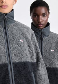Tommy Jeans ESSENTIAL JACKET UNISEX - Flísová bunda - black