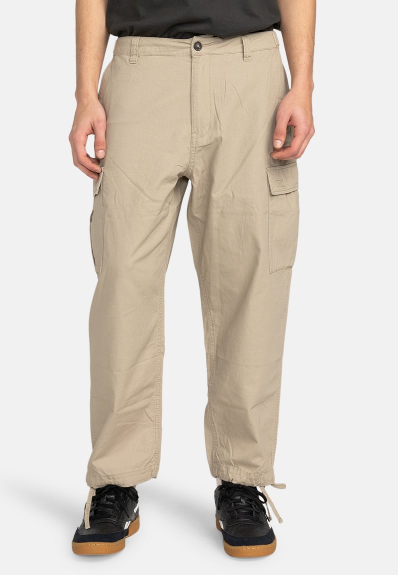 Beige cargo bukser med en afslappet pasform, der har sidelommer, en snøre i kanten og et let, struktureret stof.
