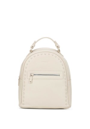 Mały, kremowobiały skórzany plecak z zaokrąglonym górnym wykończeniem, kieszenią na suwak z przodu, ozdobnymi ćwiekami wokół zamka i uchwytem na górze.