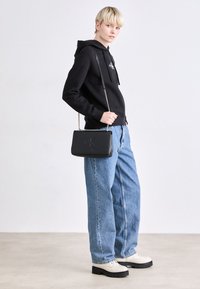 Calvin Klein Jeans SCULPTED FLAP25 DEBOSS - Taška s příčným popruhem - black