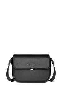 Borsa a tracolla in pelle nera con forma rettangolare, chiusura a patta e tracolla regolabile. Presenta un logo in argento e una texture liscia.
